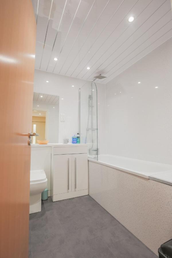 Stylish Modern Newly Built Apartment 15 Min From City Centre إدنبرة المظهر الخارجي الصورة